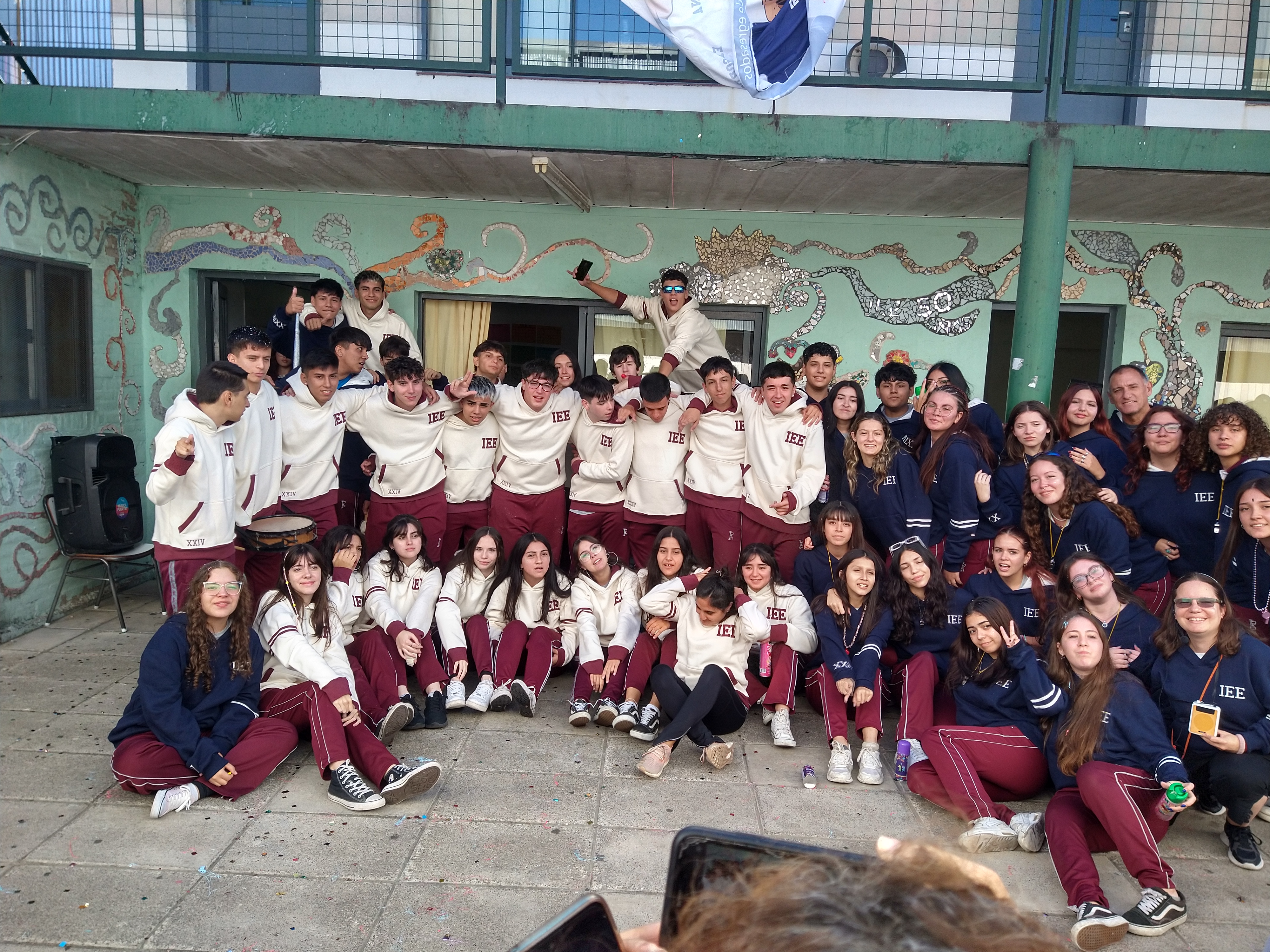 Secundaria: 2024 Presentación buzos de egresados